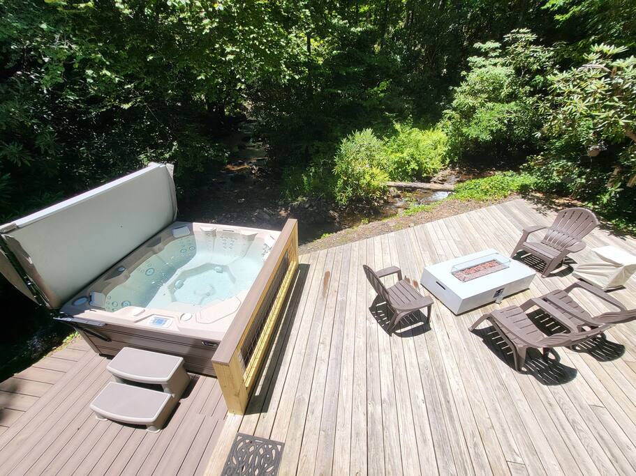 Creekside Basecamp